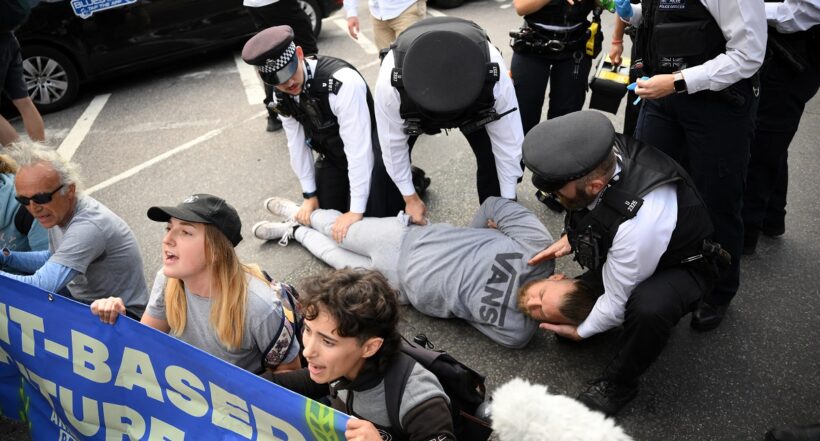 Policías de Londres retiran a un manifestante