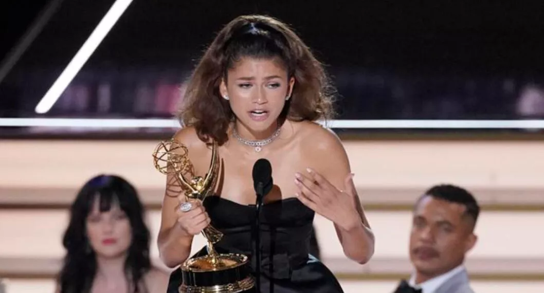A Zendaya la hicieron sonrojar en los premios Emmy 2022 con broma sobre Leonardo DiCaprio