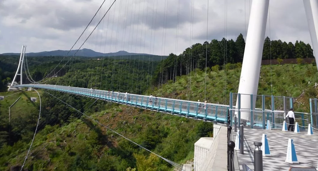 Puente de Japón ilustra nota sobre cuánto pagan por repoblar un pueblo de ese país 