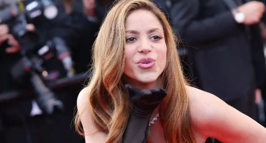 Foto de Shakira, en nota de Gerard Piqué y Shakira: afirman que él guarda premios Grammy de ella en empresa.
