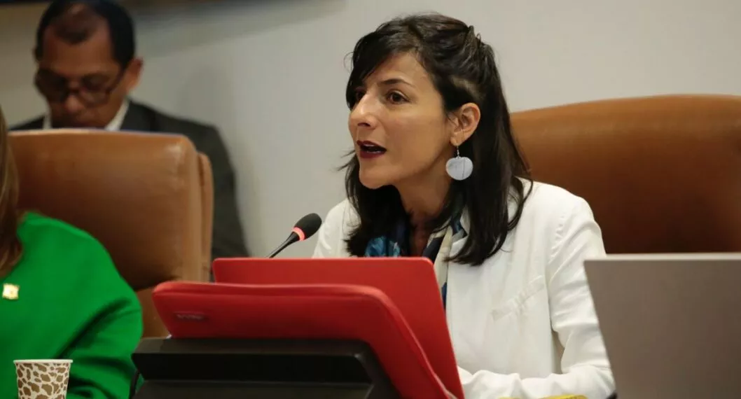 Irene Vélez, ministra de Minas, tuvo una nueva embarrada al referirse a las supuestas reservas de gasolina en Colombia.