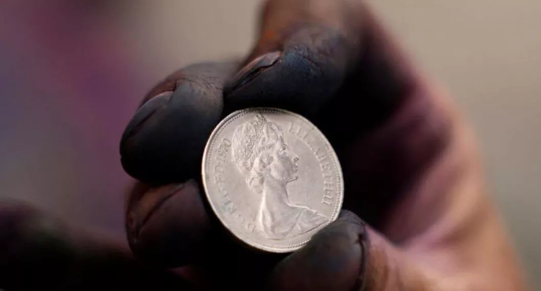 Pareja se volvió millonaria al descubrir más de 200 monedas de oro en el piso de su casa