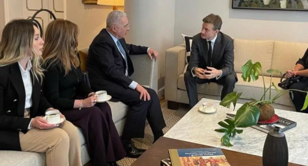 Foto del encuentro de Álvaro Uribe Vélez con el embajador del Reino Unido en Colombia.