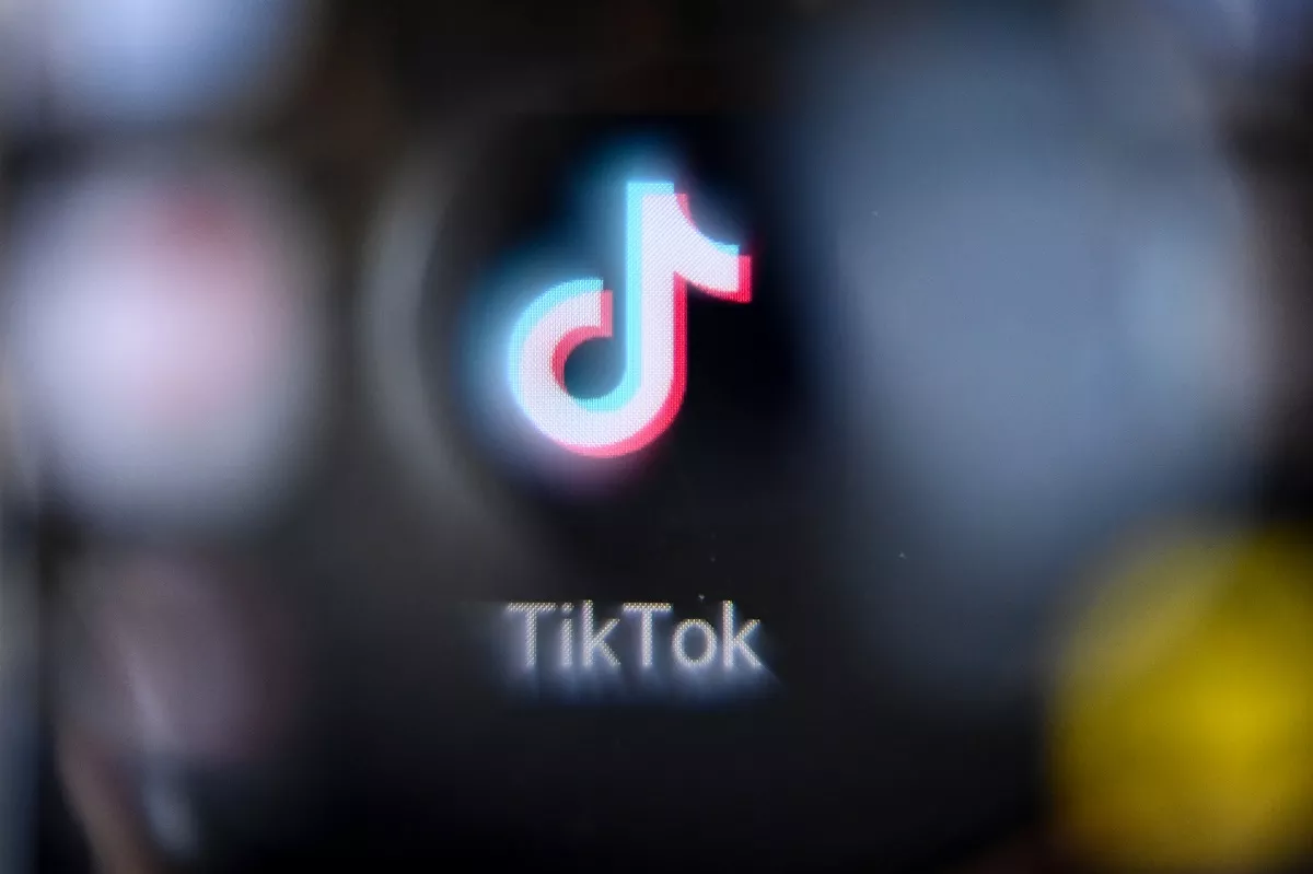 Logo de TikTok ilustra artículo Desinformación en TikTok estaría alcanzando niveles alarmante entre jóvenes