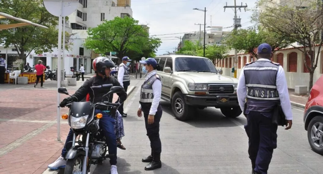‘Agarrón’ entre ciudadano y agente de tránsito por moto mal parqueada 