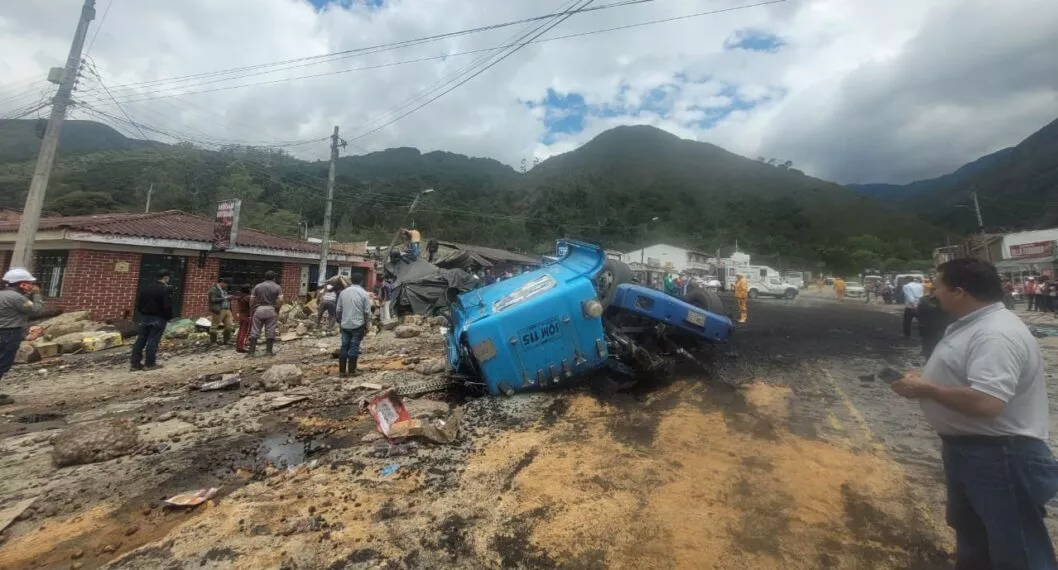 Este jueves se registró un grave accidente en Arcabuco, Boyacá. Un tractomula se quedó sin frenos y se estrelló contra otros tres viviendas.