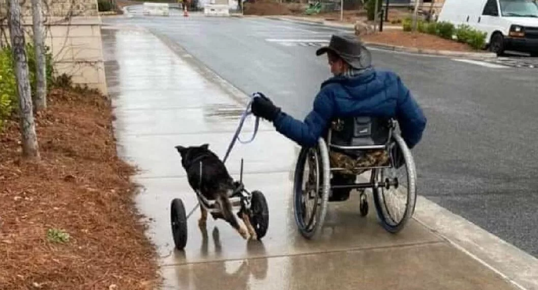Foto de hombre discapacitado que adoptó perro en silla de ruedas.