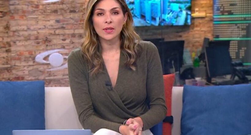 Foto Ana Milena Gutiérrez, en nota de Noticias Caracol: presentadora cuestionó en vivo regalo de compañero: qué pasó