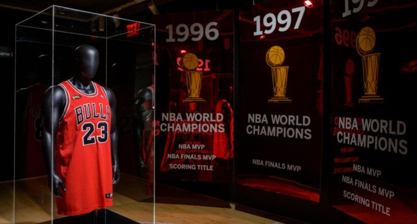 Foto de camiseta de Michael Jordan que fue subastada por más de 10 millones de dólares.