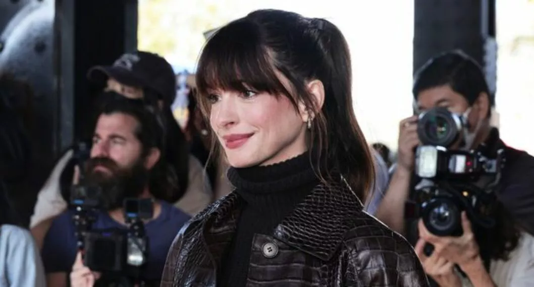 Imagen del 'look' con que Anne Hathaway recordó su personaje en 'El Diablo Viste a la Moda'