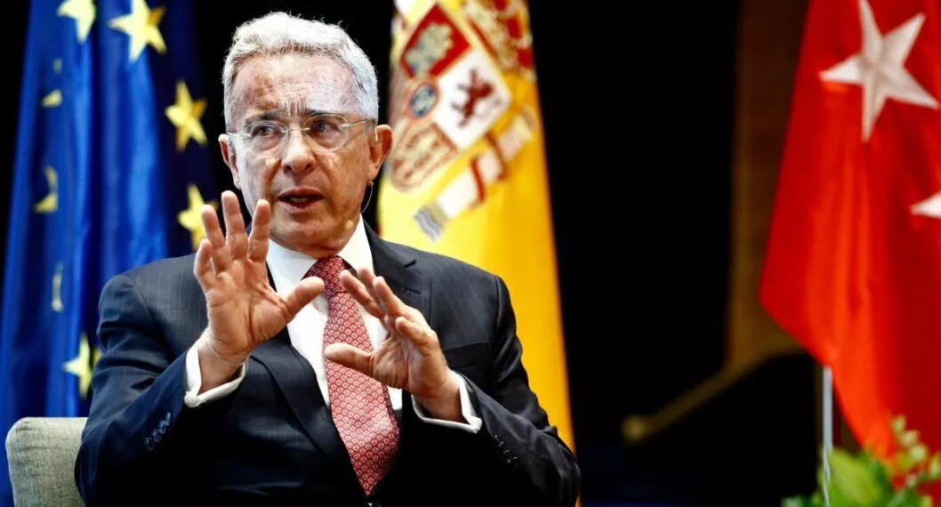 El expresidente Álvaro Uribe expresó su descontento frente al desmonte de oratorios católicos en Colombia. 