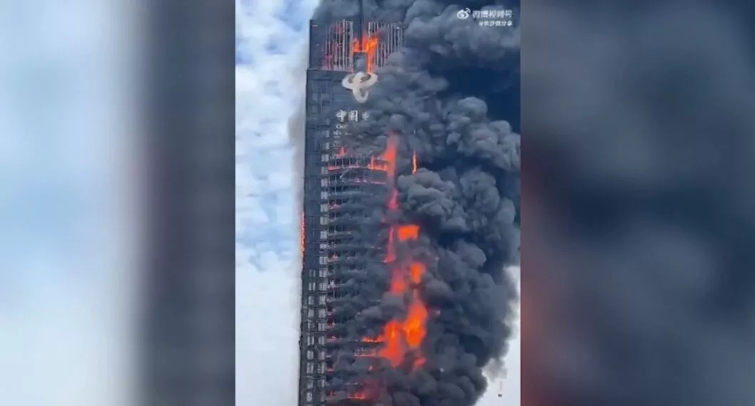 Las llamas arrasaron este viernes un rascacielos de 218 metros de altura en China