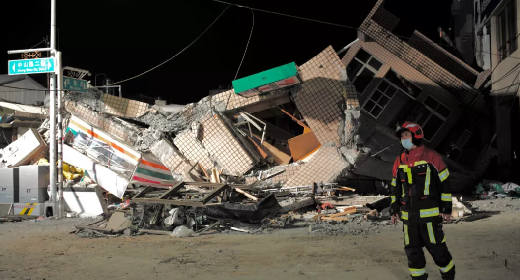 Foto de un edificio que se derrumbó por terremoto en Taiwán.