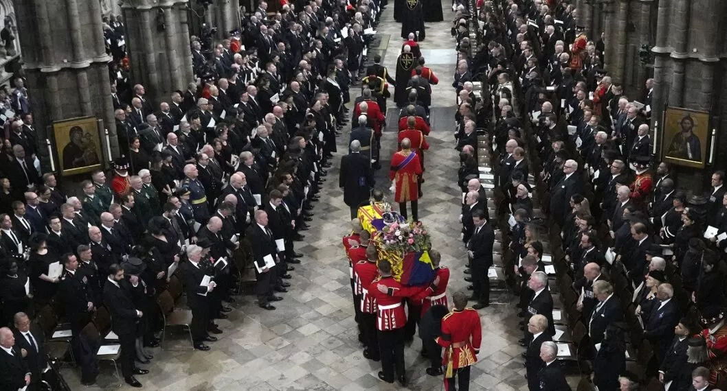 El Primer Batallón de la Guardia de Granaderos lleva el ataúd de la Reina Isabel II, envuelto en el Estandarte Real hasta la Abadía de Westminster en Londres.