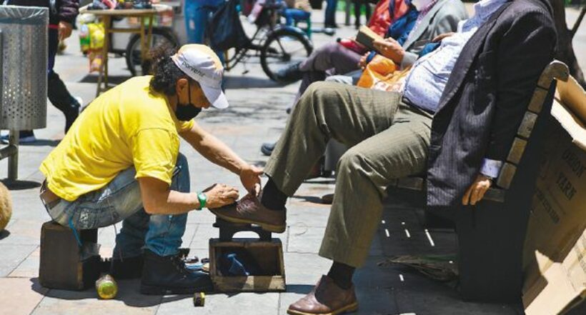 Imagen de una persona trabajando a propósito que en Bogotá y según Dane hay más de un millón de colombianos trabajan informalmente