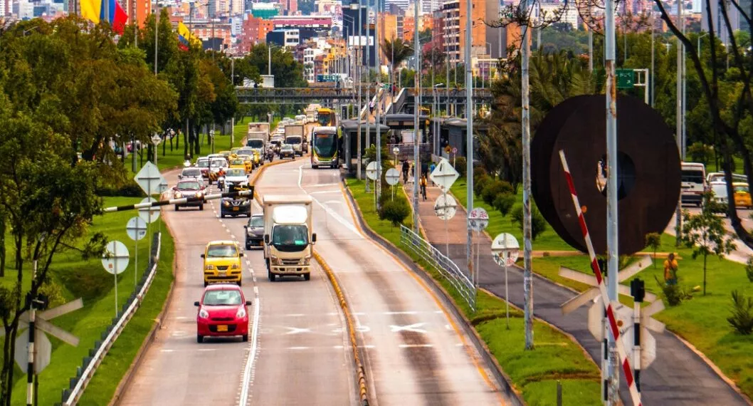 Carros de Bogotá ilustran nota sobre si los eléctricos pueden saltarse la medida