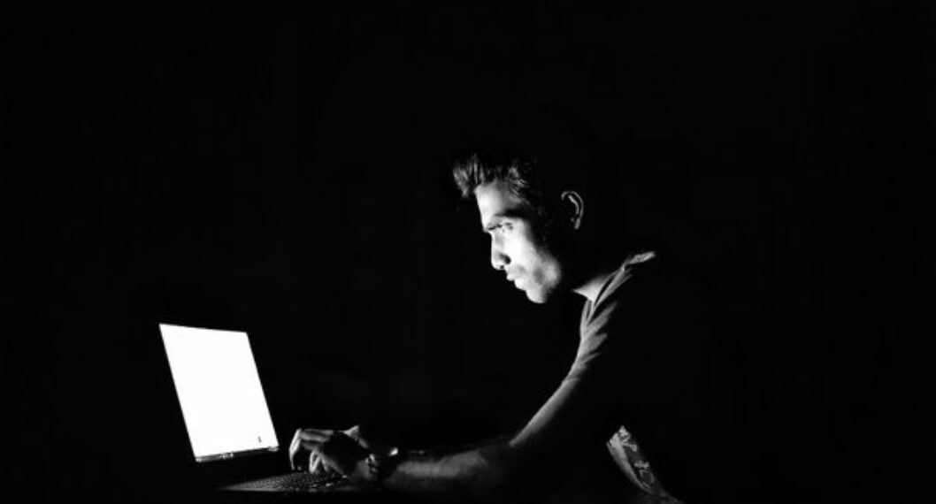 Imagen de un hombre en un PC, a propósito de qué es el doxing y por qué debería cuidar lo que publica en sus redes sociales