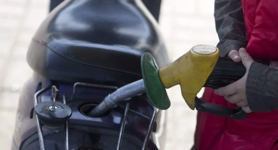 Imagen de una moto echando combustible, a propósito que Gustavo Petro aumentó precio de la gasolina y en 2023 subirá por la inflación