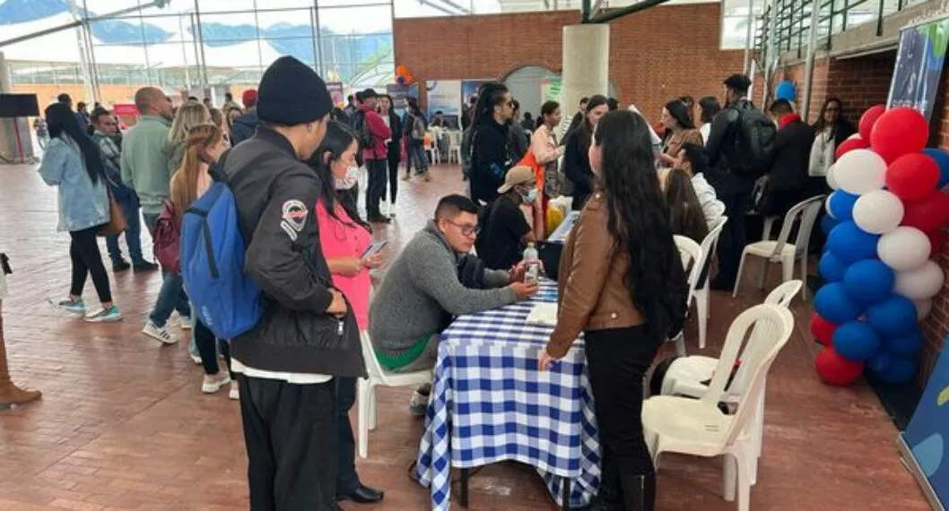 Imagen de personas buscando trabajo, a propósito de las ofertas de empleo y la feria de empleo en Bogotá con más de 4.000 vacantes