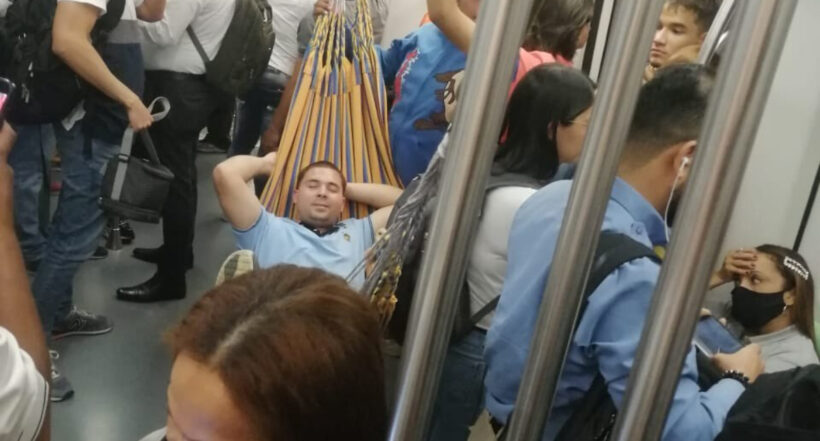 Foto del hombre que colgó una hamaca en el Metro de Medellín y video es viral.