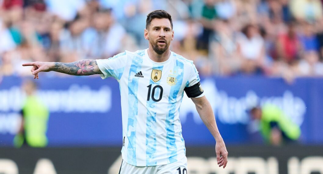 Cuánto sale la remera Louis Vuitton que eligió Messi para llegar a  Argentina