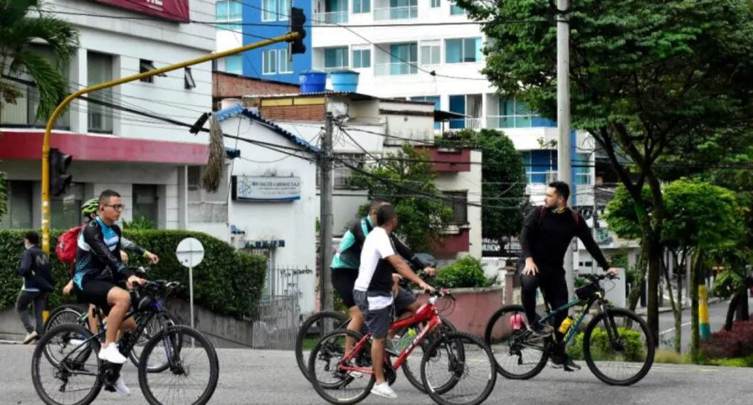 La bicicleta es de las alternativas que más usan los ciudadanos este día para movilizarse.