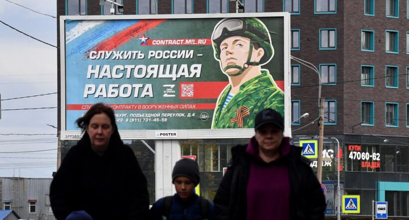 Valla publicitaria en San Petersburgo promociona el servicio militar por contrato con la imagen de un militar y el eslogan que dice "Servir a Rusia es un trabajo real".