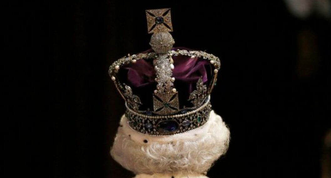 Imagen de la corona del Rey Carlos III, apropósito de cuál es la maldición que ronda al diamante de la corona