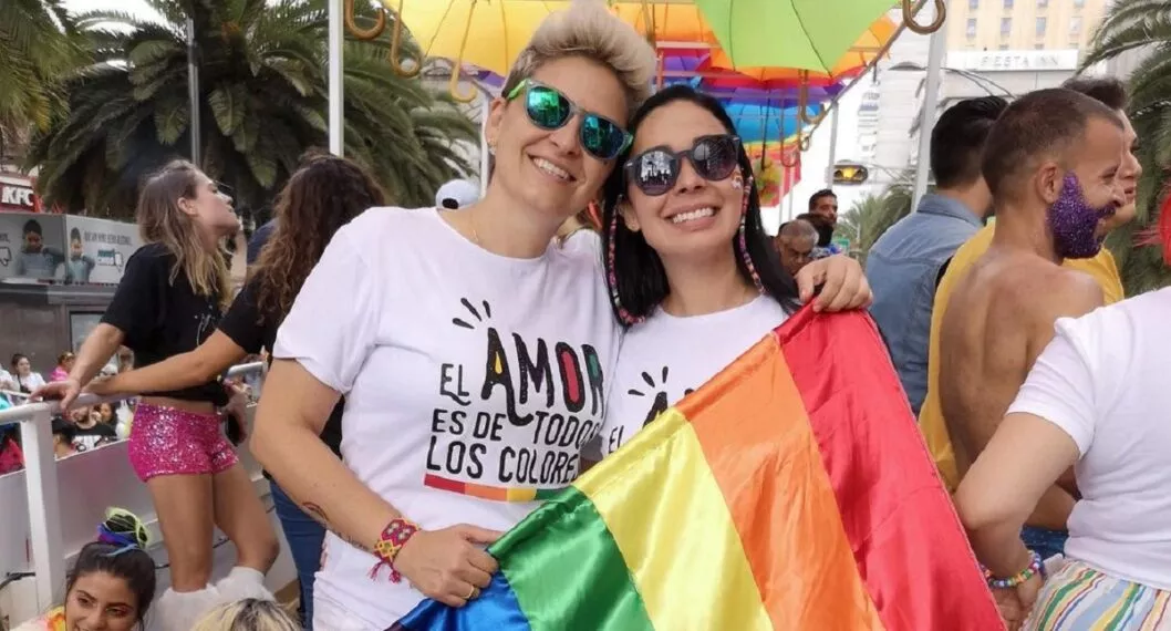 Camila Chaín y su esposa, Kelly Barrios, en celebración de la comunidad LGTBI ilustra nota sobre que están embarazadas