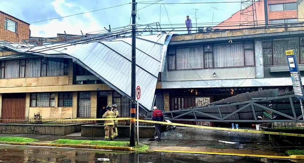 [Video] Ventarrón acabó con techos en Bogotá; uno salió volando y cayó sobre una casa