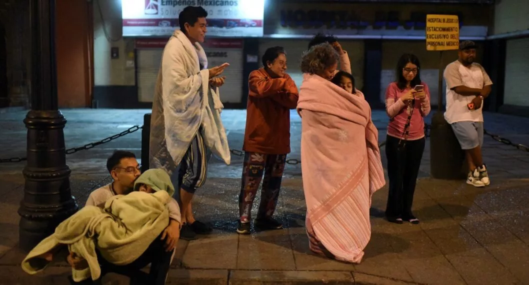 Habitantes de Ciudad de México salen a las calles por el temblor de este jueves.