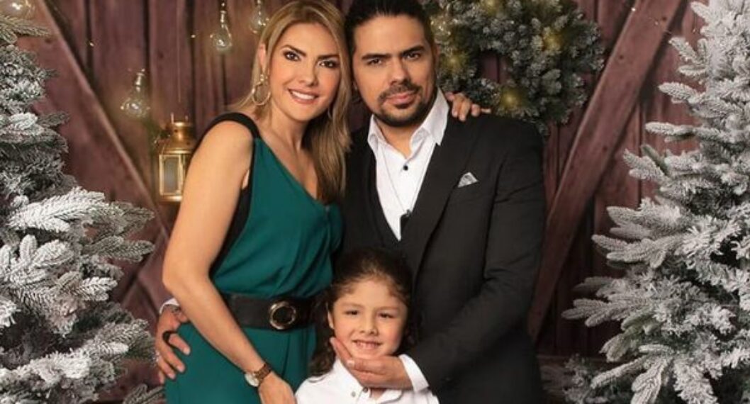 Ana Karina Soto y Alejandro Aguilar presentan al nuevo integrante de la familia