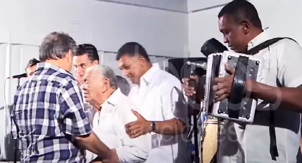 Gracias a la telenovela de RCN sobre Leandro Díaz, y que es protagonizada por Silvestre Dangon, los internautas han desempolva un video de ambos cantando. 
