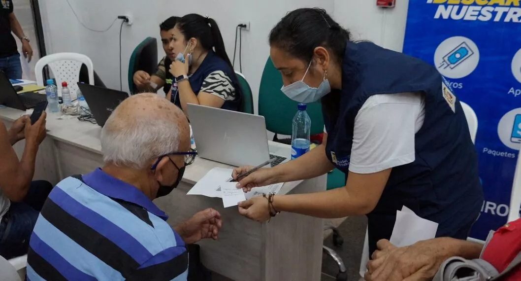 Hombre recibiendo información de Prosperidad Social ilustra nota sobre hasta cuándo se puede reclamar el Ingreso Solidario