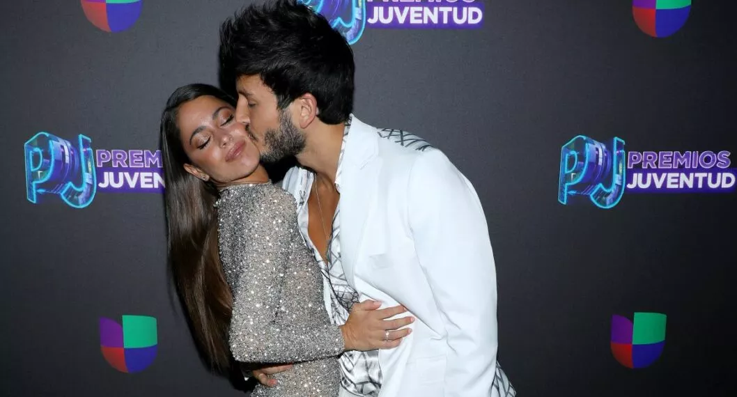 Sebastián Yatra dándole un beso a 'Tini' en Premios Juventud ilustra nota de reencuentro que podrían tener en los Billboard latinos