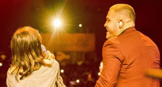 Jessi Uribe y su hija mayor, Luna, cantaron juntos sobre un escenario por primera vez. La emotiva presentación se llevó a cabo durante un concierto. 