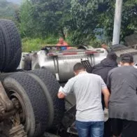 Este domingo se registró un grave accidente en la vía Medellín-Santa Fe de Antioquia. Una tractomula se quedó sin frenos.