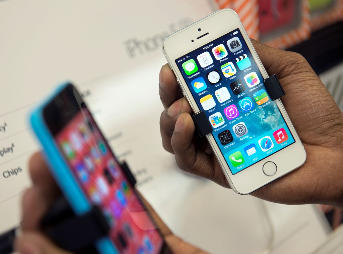 iPhone ilustra nota sobre lista de celulares de Apple en los que dejará de servir WhatsApp