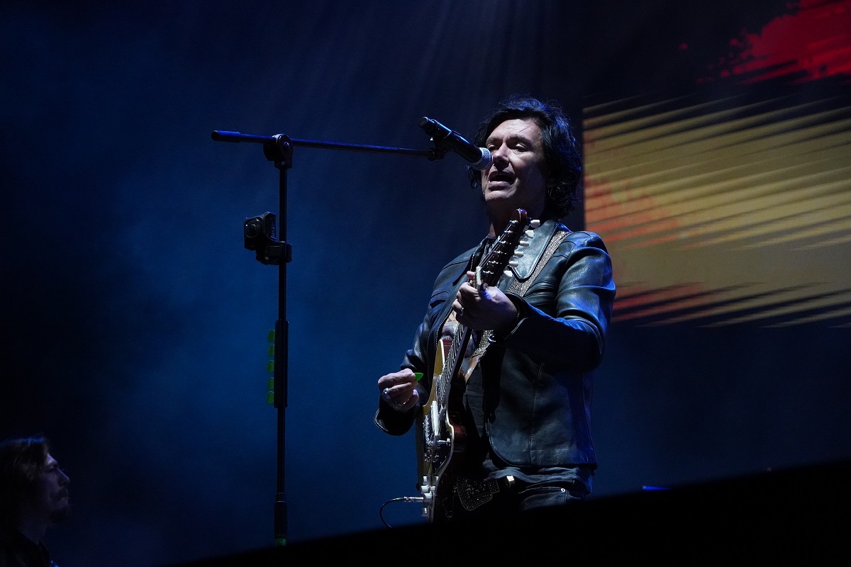 Saúl Hernández, vocalista de Caifanes en su presentación en el Festival Cordillera. 