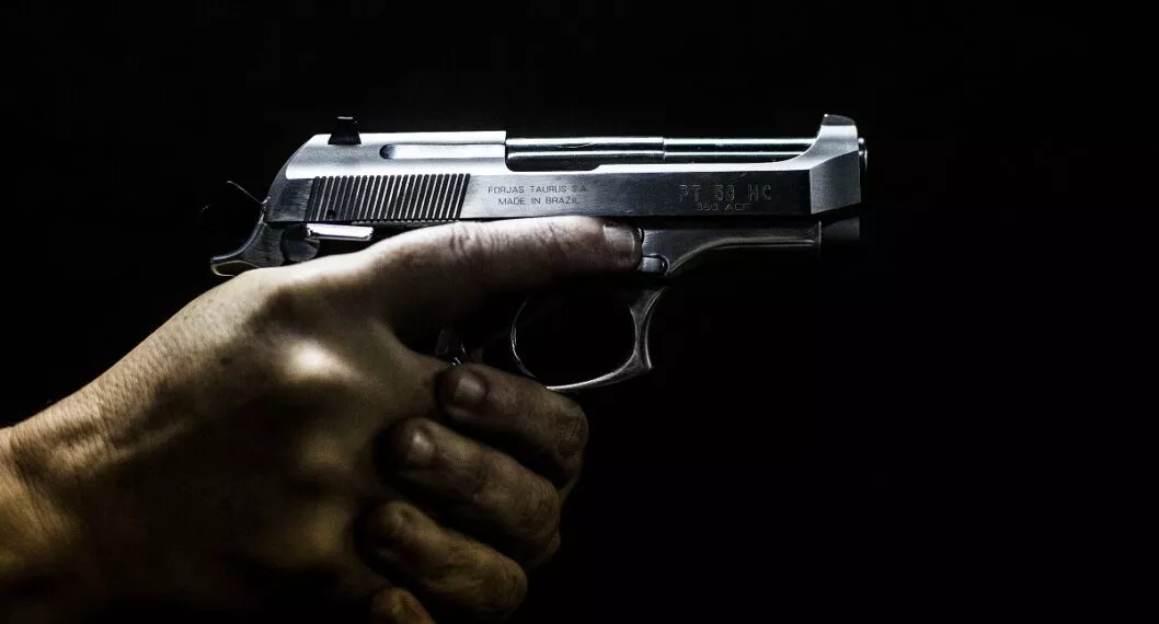 Imagen de pistola ilustra artículo Tiroteo en escuela de Rusia deja 13 muertos, entre ellos, siete niños