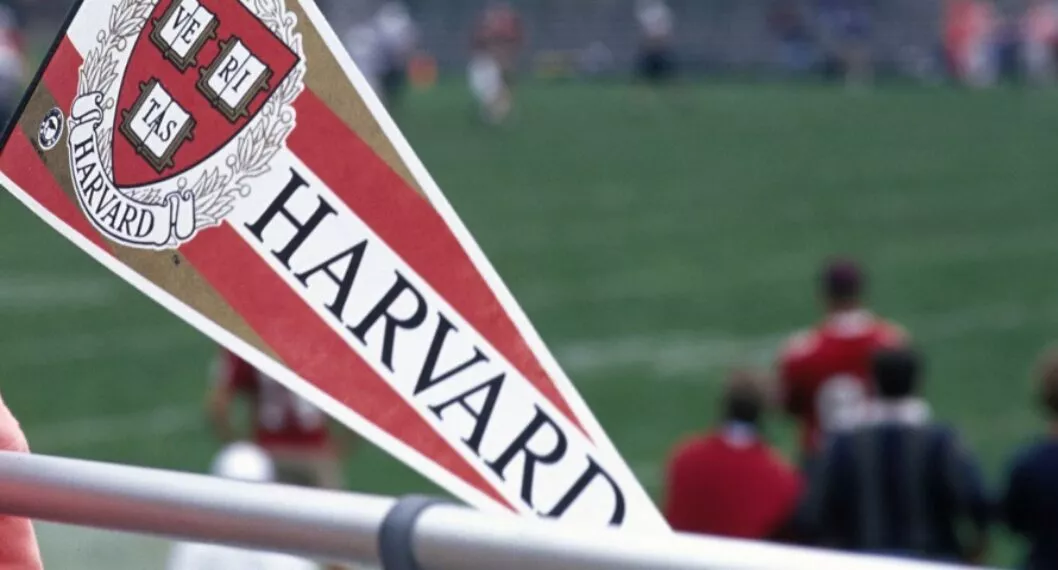 Bandera de Harvard ilustra nota sobre cursos gratis para hacer en esa universidad
