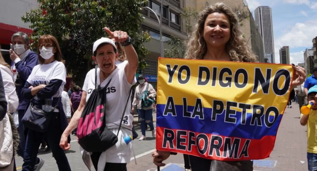 Pensionados y demás ciudadanos protestan en Bogotá contra las reformas del Gobierno Nacional.