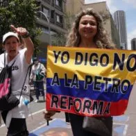 Pensionados y demás ciudadanos protestan en Bogotá contra las reformas del Gobierno Nacional.