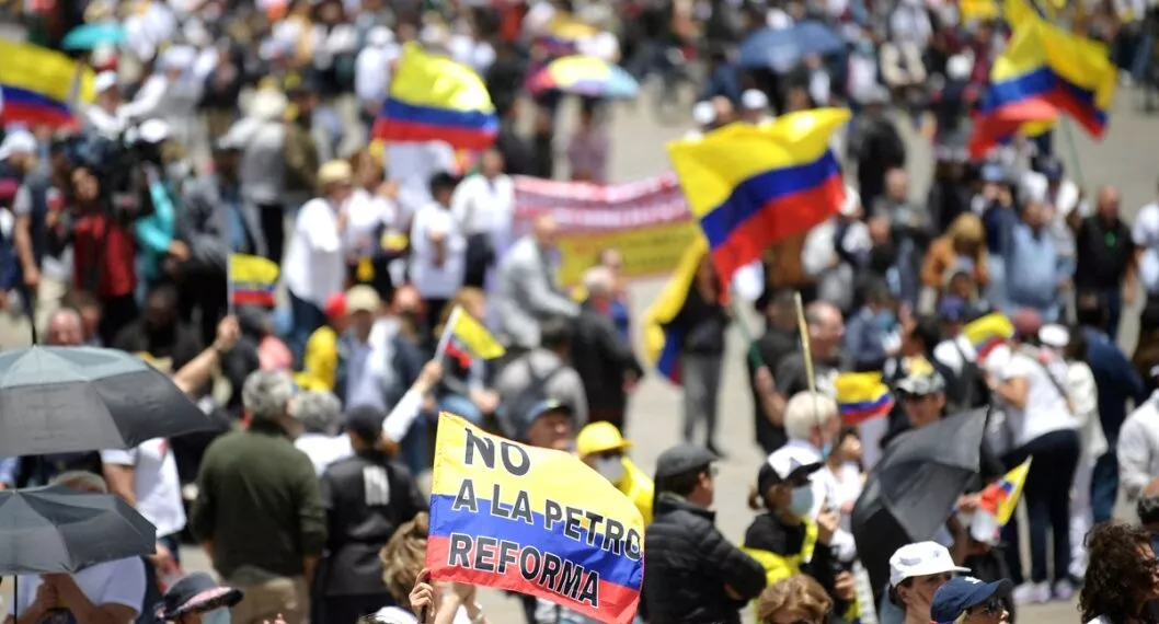 Marchas contra el presidente de Colombia en septiembre 26 tuvieron pelea de petristas.