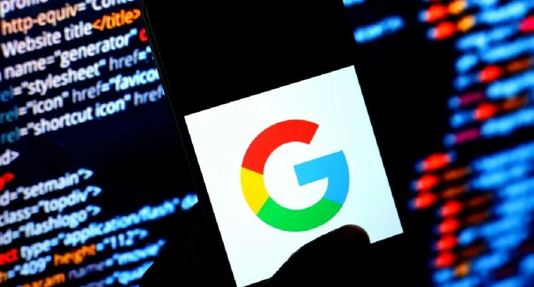 Foto de un celular con el logo de Google, a propósito de los daños en Google Fotos