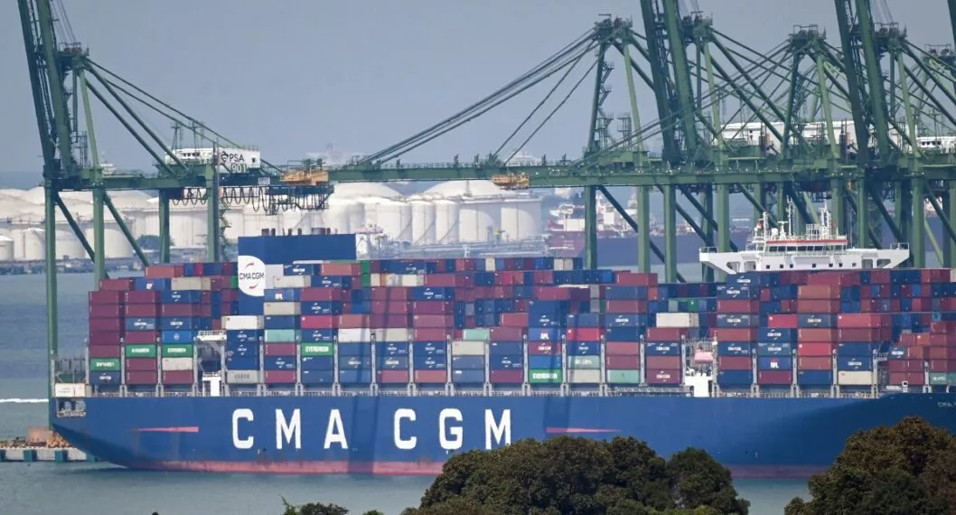 Imagen de buque carguero ilustra artículo El mundo va hacia una recesión económica, predice la jefa de la OMC
