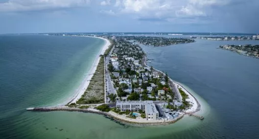 vista aérea de St. Pete Beach cuando el huracán Ian se acerca a Florida el 26 de septiembre de 2022. - En Florida, la ciudad de Tampa estaba bajo vigilancia de huracán y el gobernador Ron DeSantis declaró el estado de emergencia en los 67 condados.