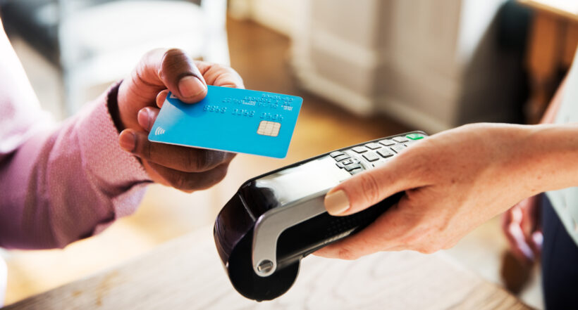 Pagos con tarjeta de crédito y débito cambiarán: se dejaría de usar el datáfono en el país.
