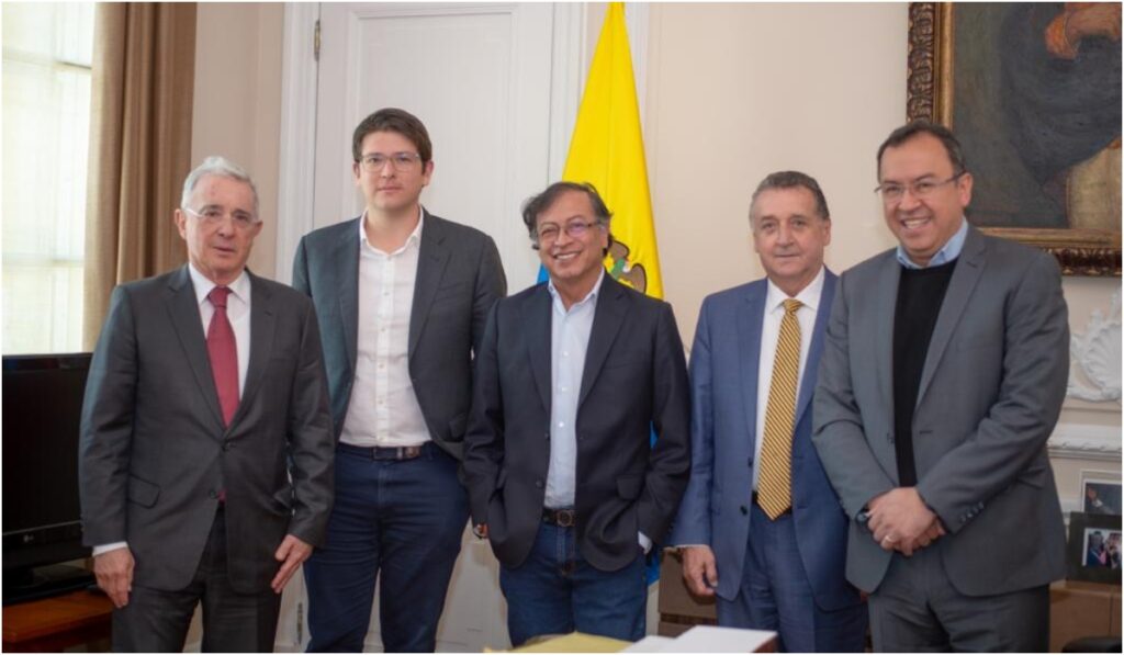 De izquierda a derecha: Álvaro Uribe, Miguel Uribe, Gustavo Petro, Óscar Darío Pérez y Alfonso Prada. Foto: prensa Gustavo Petro.