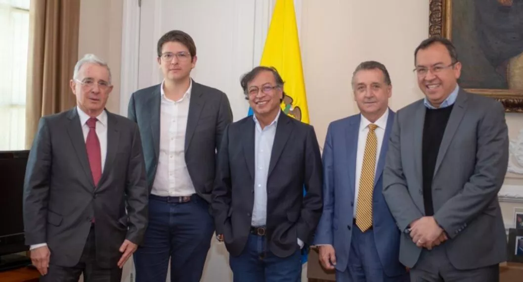 De izquierda a derecha: Álvaro Uribe, Miguel Uribe, Gustavo Petro, Óscar Darío Pérez y Alfonso Prada. Foto: prensa Gustavo Petro.
